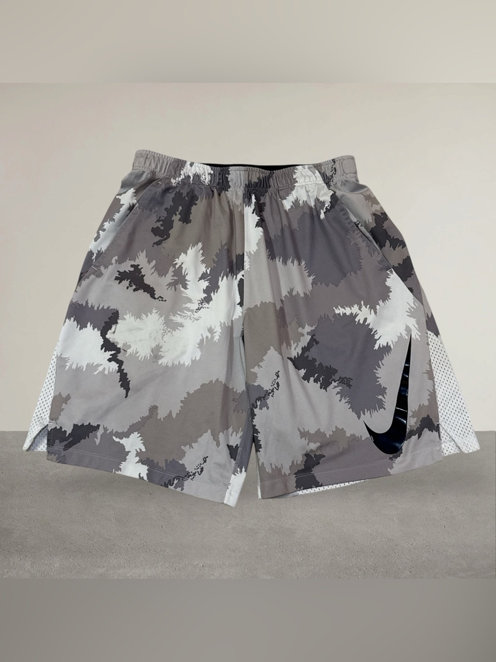 Nike Mens Gray/White Camo Basketball Shorts  Size Large